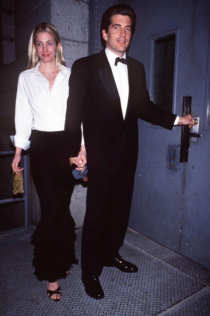 For weekends in love, beautiful, and glamor: all about the series dedicated to John Kennedy Jr and Carolyn Bessette