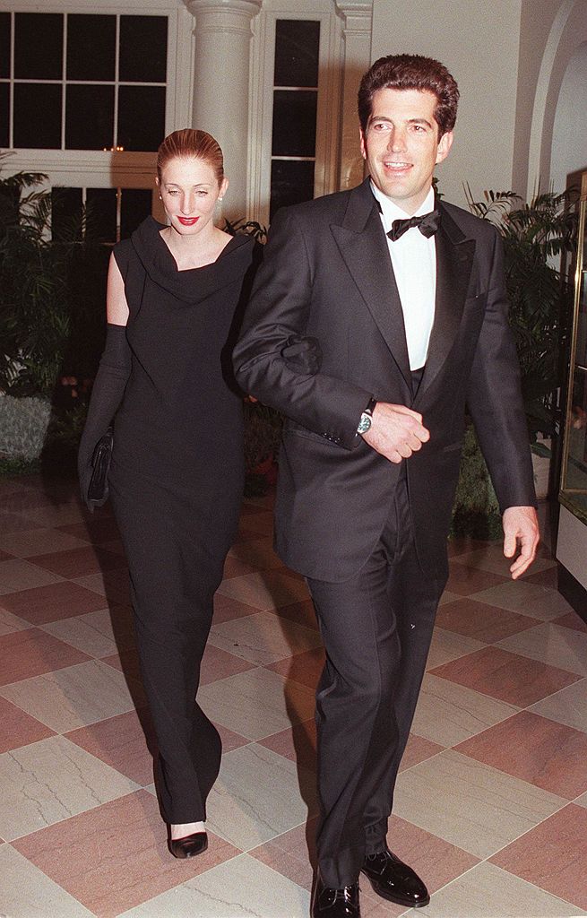 For weekends in love, beautiful, and glamor: all about the series dedicated to John Kennedy Jr and Carolyn Bessette