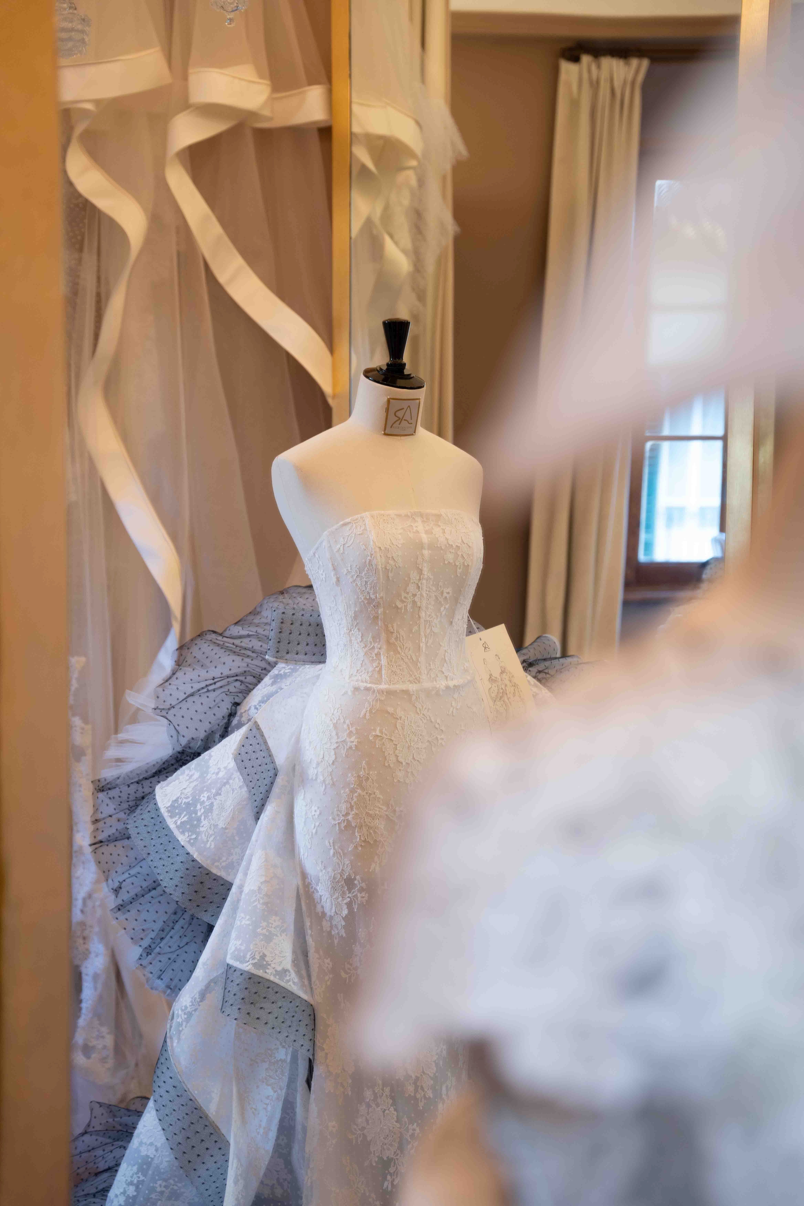 Milan capital of wedding dresses, trends: lace, corsets and reduced volumes