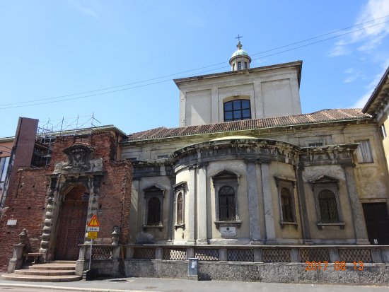 Diet and diseases of the poor in the 17th century Milan: polenta and risotto. The study of the bones found in the burial ground