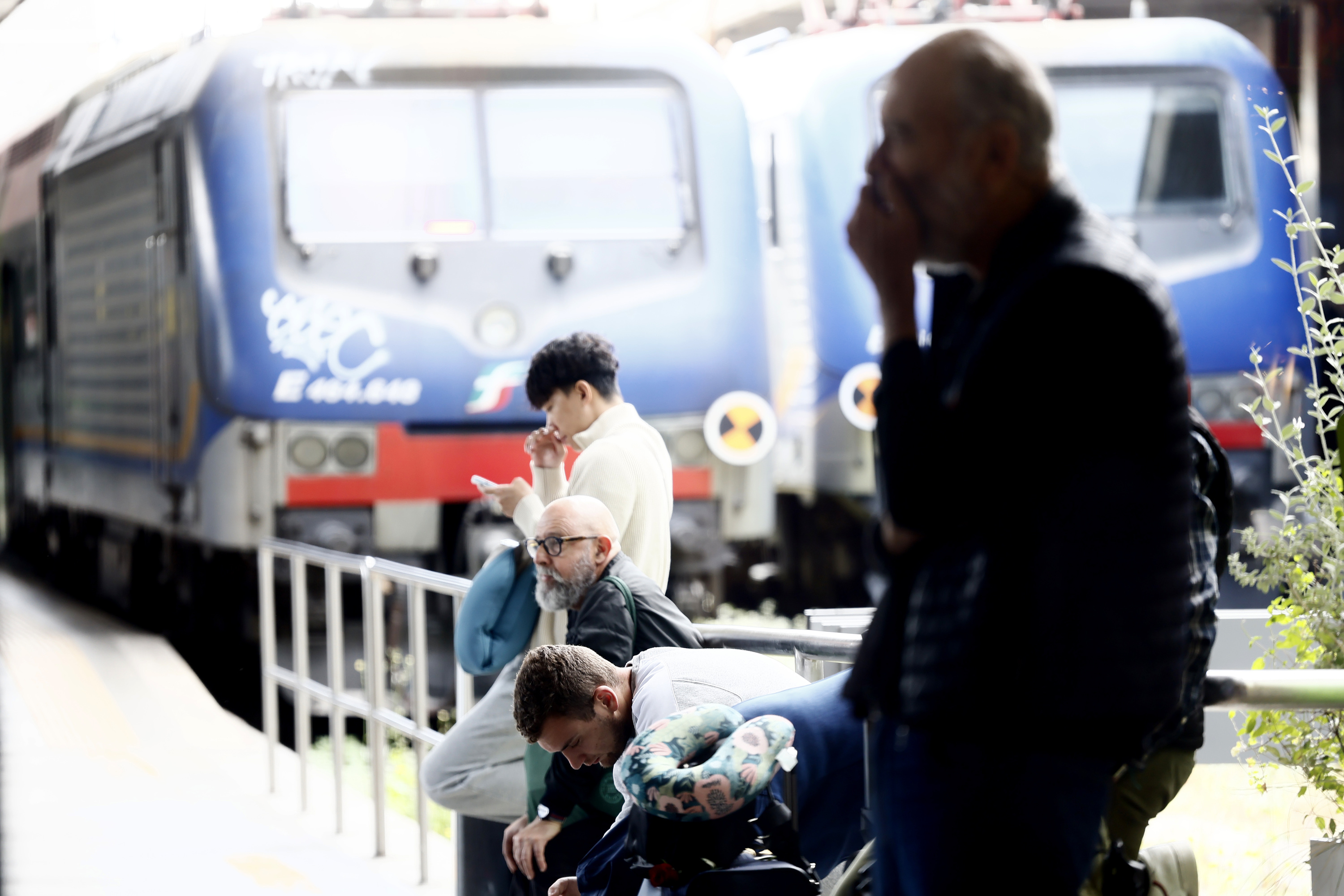 Discomfort at Termini Station for the National Transport strike? Rome -Italia? Tuesday 6 May 2025 - Chronicle - (Photo by Cecilia Fabiano/ LaPresse) National Transport Strike, Termini Station? S passengers Looking at Time Panel? Rome - Italy? Tuesday, May 6, 2025 - News - (Photo by Cecilia Fabiano/LaPresse)