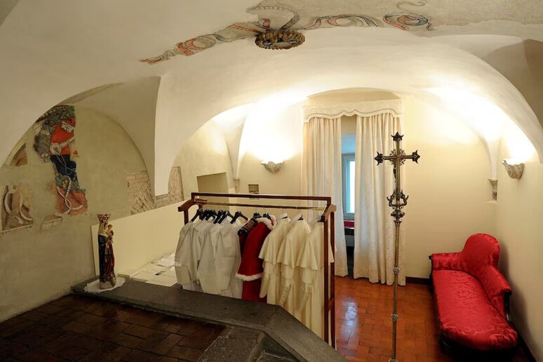 When the new Pope is announced and when it overlooks: the first hours, acceptance, « Habemus Papam », « Urbi et orbi »