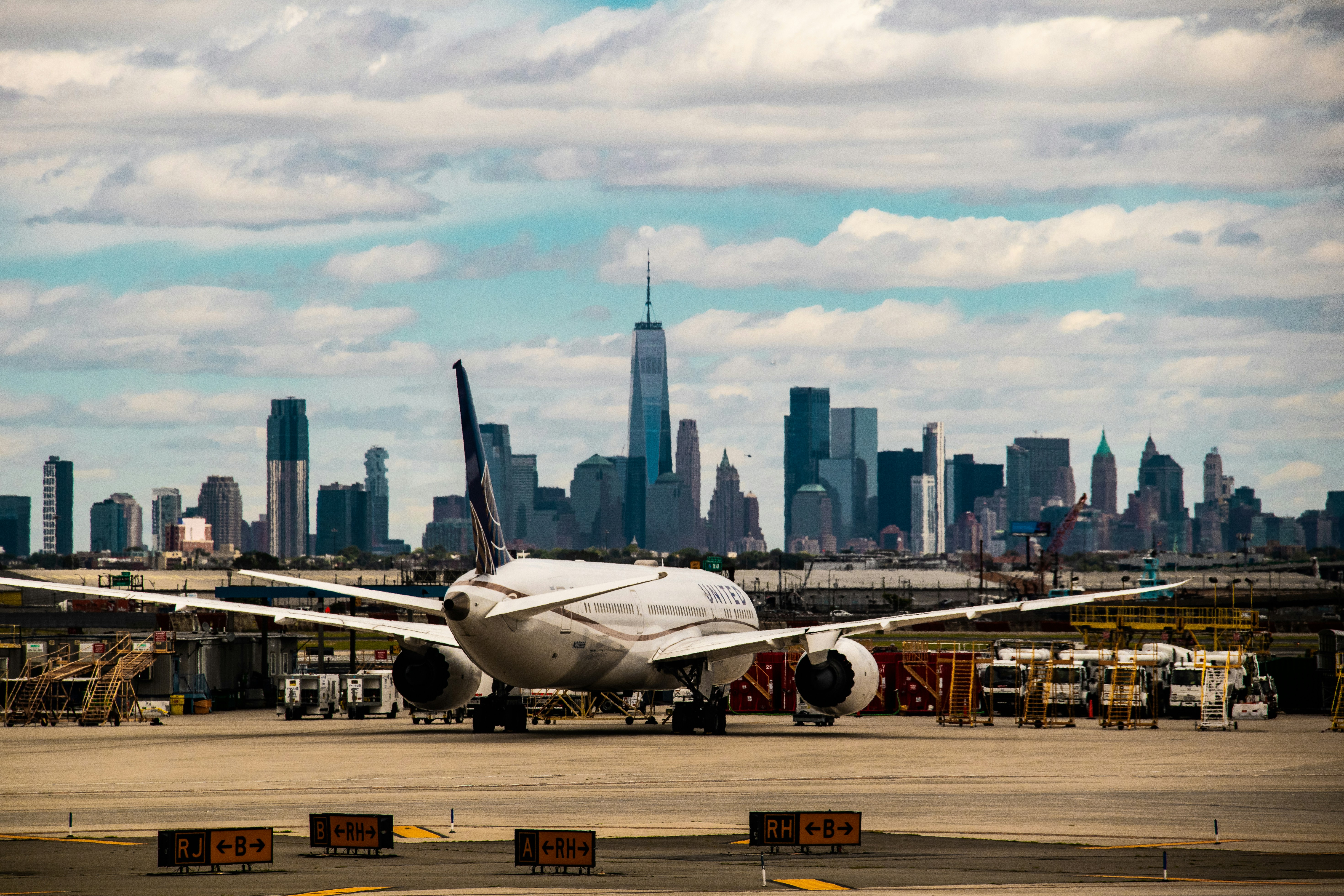 Drawing computer and radio silence: thus flight controllers lost contact with planes for New York for 87 seconds