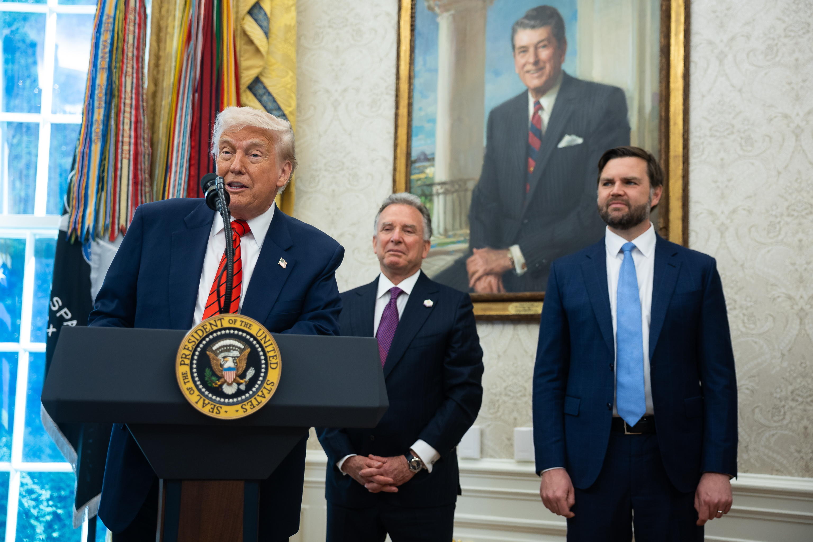 Cadono Tra I 7 E I 12 Anni Accordo tra Trump e Londra (il primo della serie): cosa prevede l