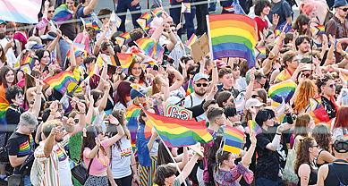 The defense of migrants, caution towards gay couples. The thought of the Pontiff