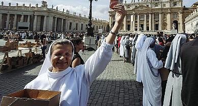 The defense of migrants, caution towards gay couples. The thought of the Pontiff