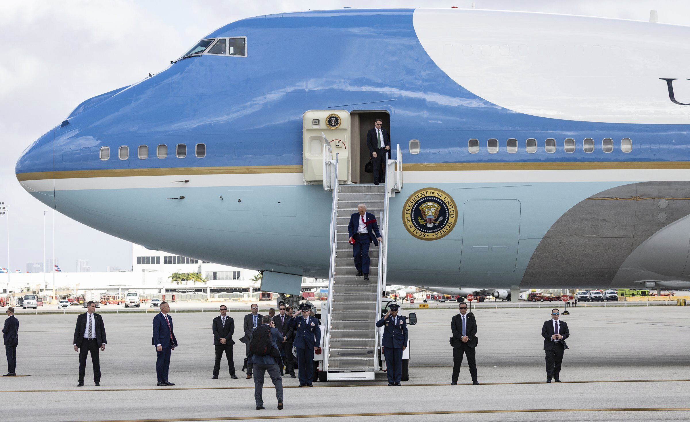 President Donald Trump Departs Air Force One At Miami International Airport, Thursday, April 3, 2025, in Miami. (At the Diaz / Miami Herald via AP) Associated Press / LaPresse Only Italy and Spain