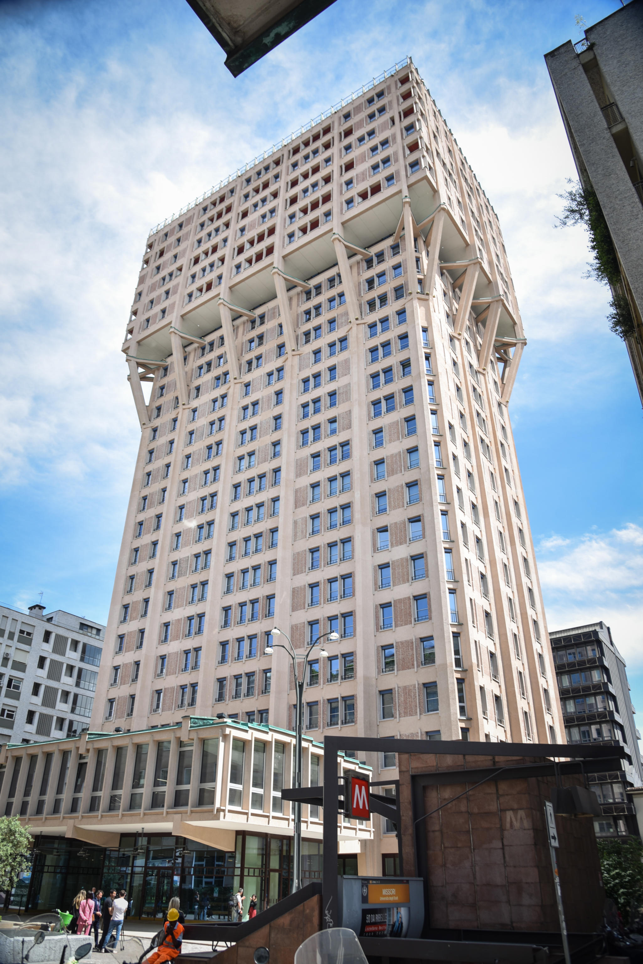 The Velasca tower « opens » to the city after the restyling: square with olive trees and magnolias and restored interiors keeping history