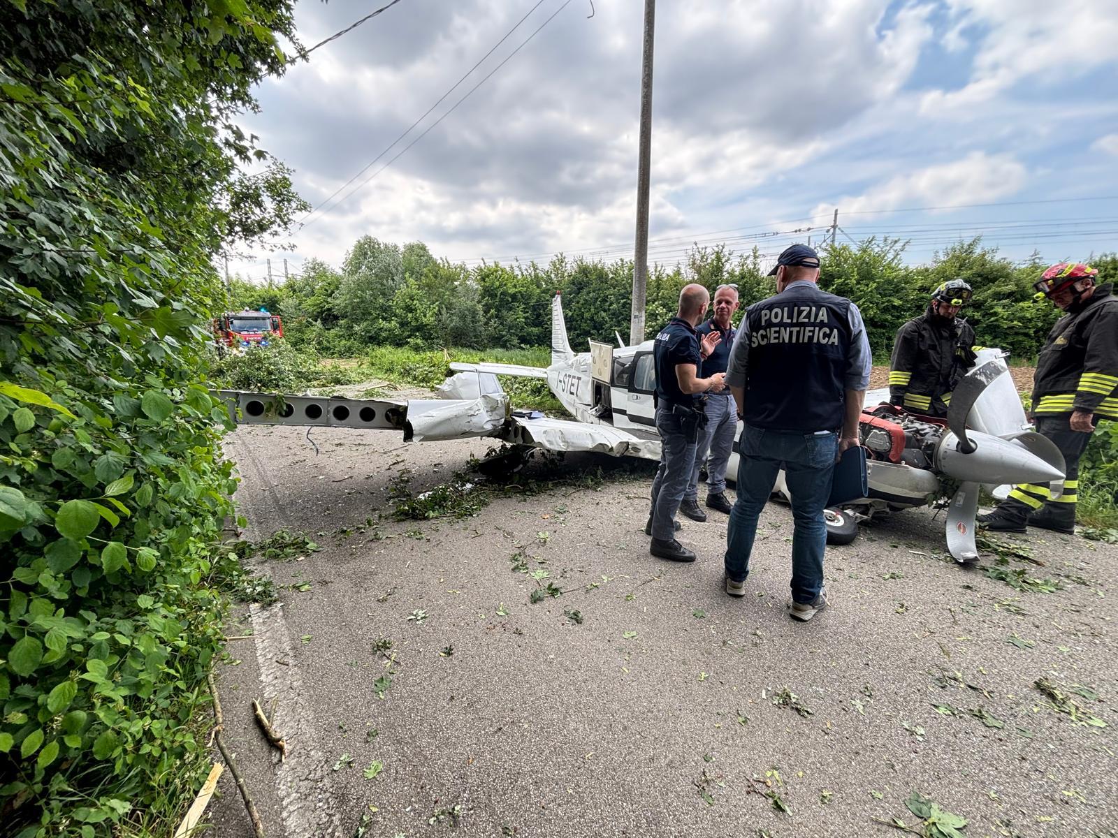 Padua, Tourism plane collides with the trees and lands in the middle of the street: save by miraculous pilot and three university students