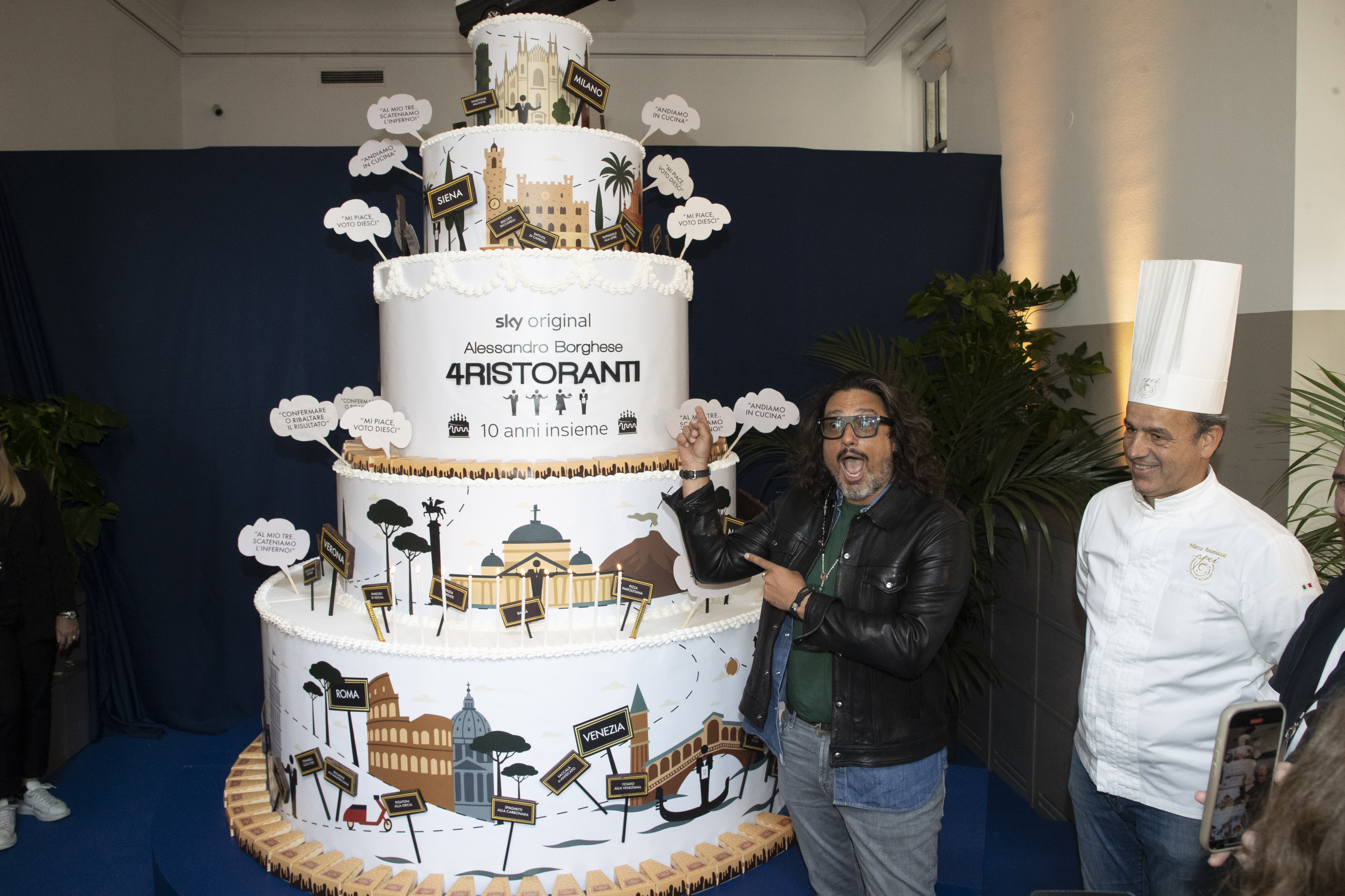Alessandro Borghese celebrates 10 years of « four restaurants » with a gigantic cake in Piazza Mercanti