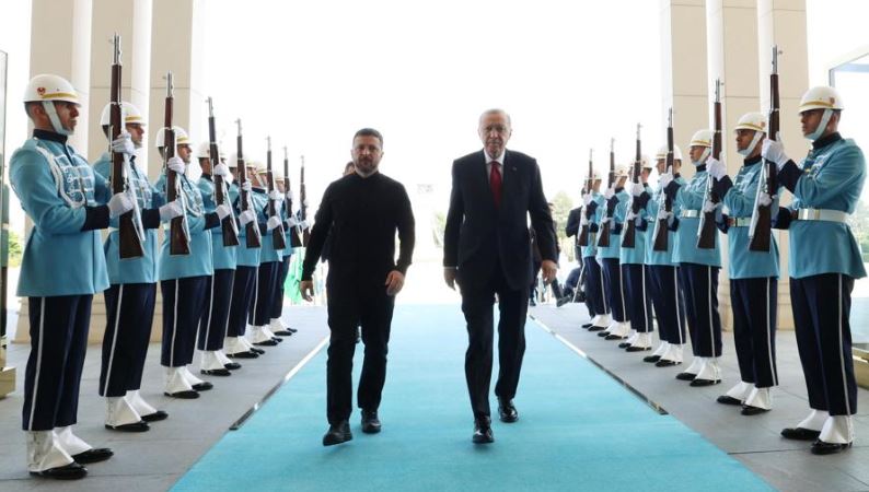 Ucraina - Russia, le notizie di oggi in diretta | Trump: «Nulla accadrà finché io e Putin non ci incontreremo». Zelensky: «La delegazione russa in Turchia è farsa». Mosca: «Lui clown»