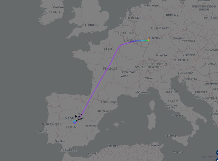 Flight Frankfurt-Siviglia, a pilot loses the senses while the other is in the bathroom: plane travels for 10 minutes without anyone at the commands