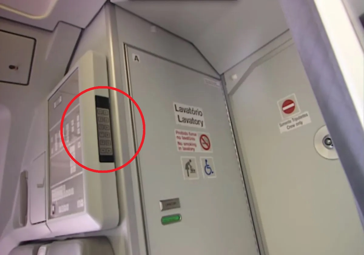Flight Frankfurt-Siviglia, a pilot loses the senses while the other is in the bathroom: plane travels for 10 minutes without anyone at the commands