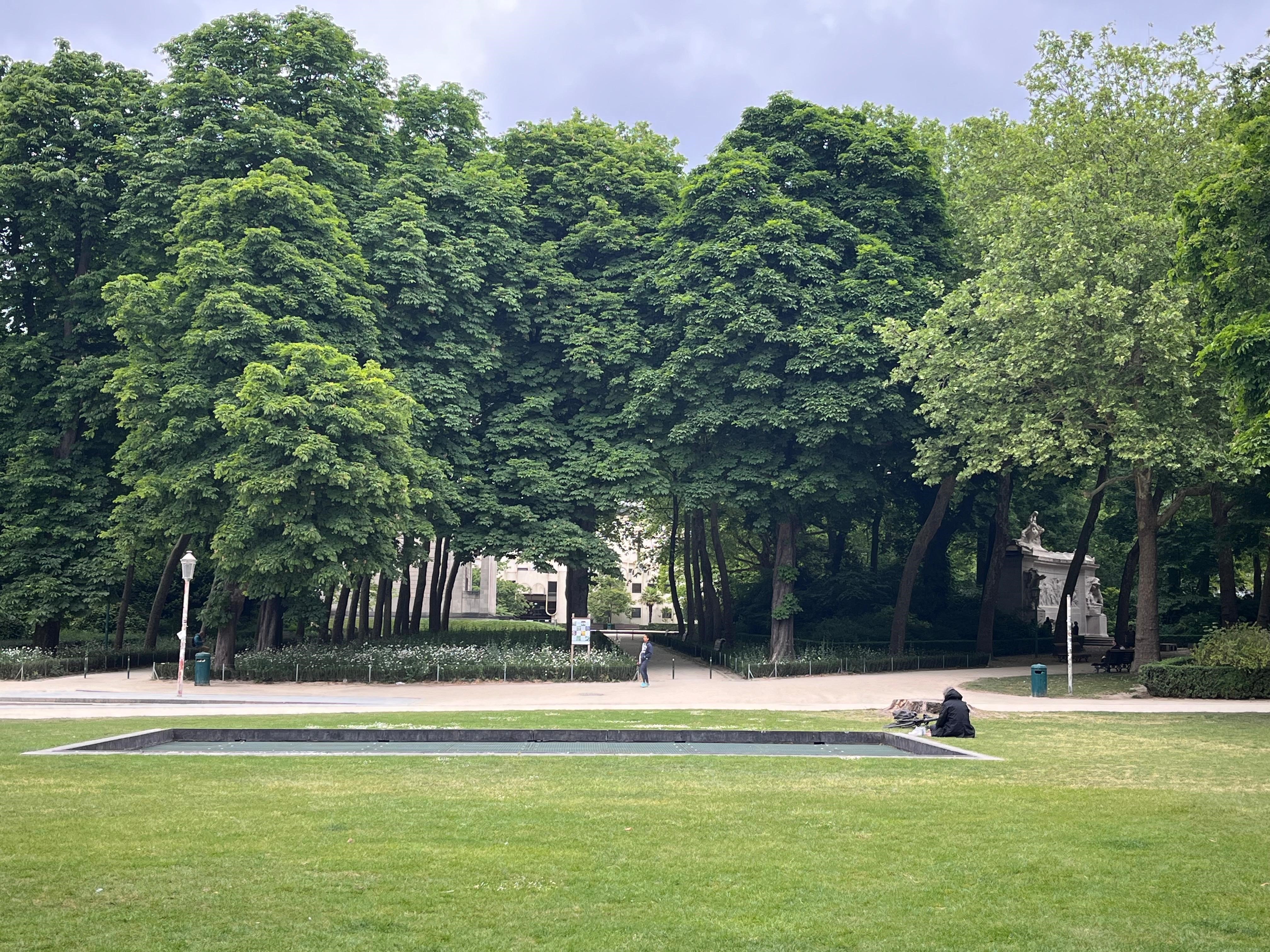 The battle of the mowing: Milan compared with European capitals