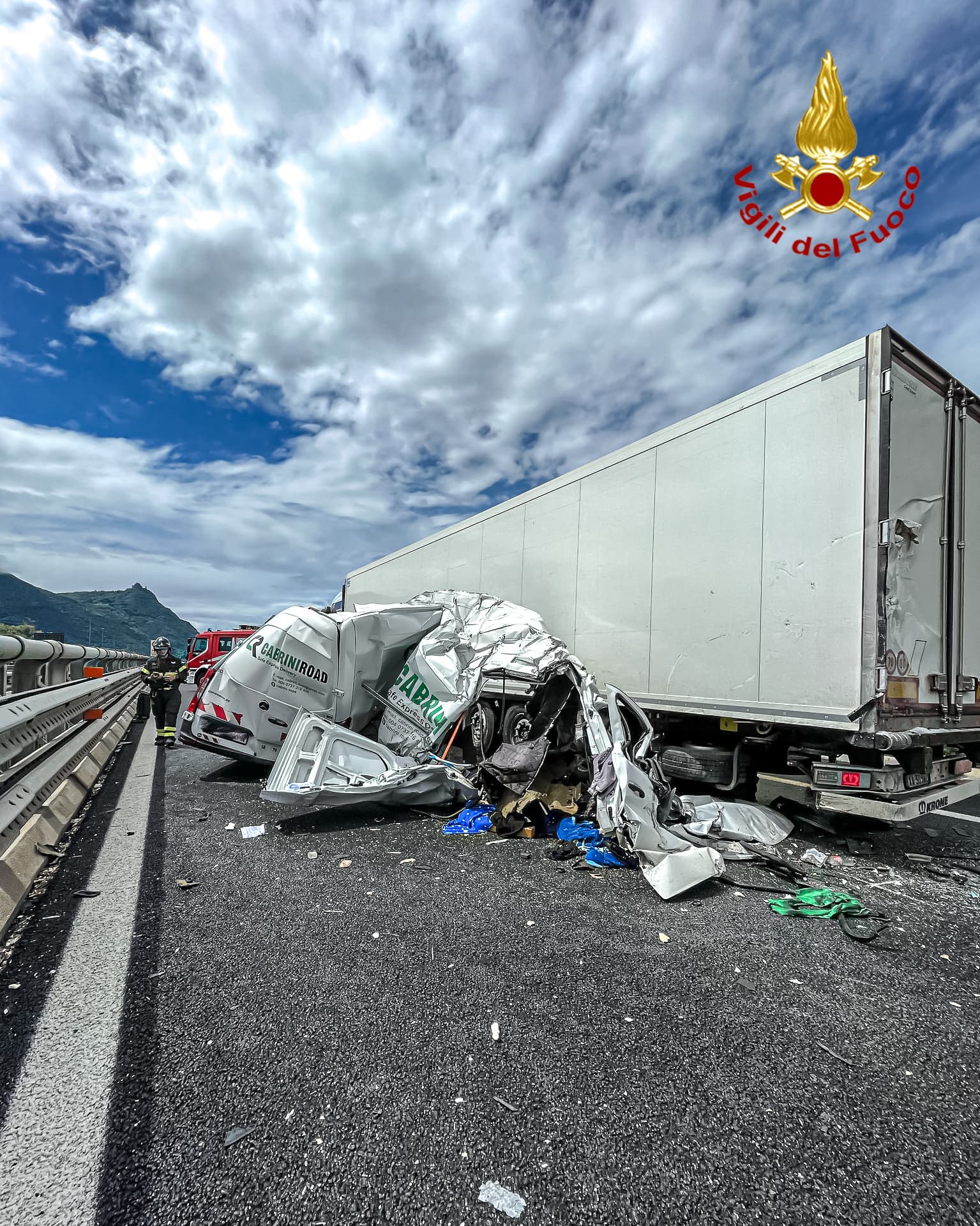 Accident on the A32 between a truck and a van that has been crumpled. Wounded one of the drivers. Closed motorway