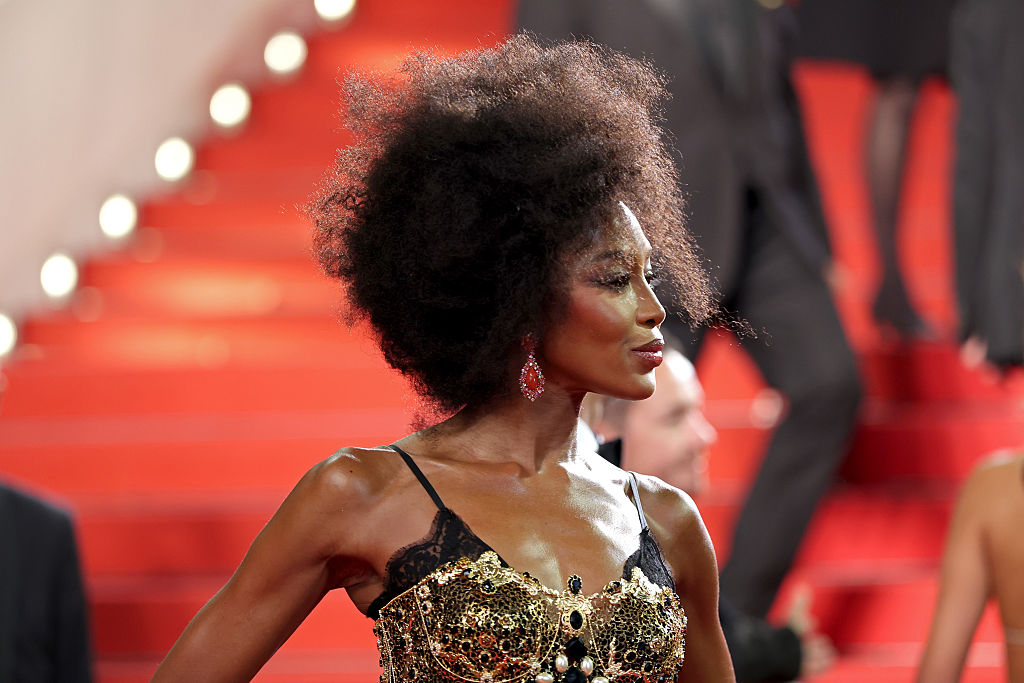 Naomi Campbell Diva in Cannes: the top model amazes with natural hair and baroque dress