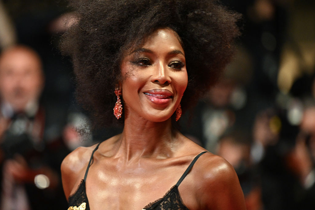 Naomi Campbell Diva in Cannes: the top model amazes with natural hair and baroque dress