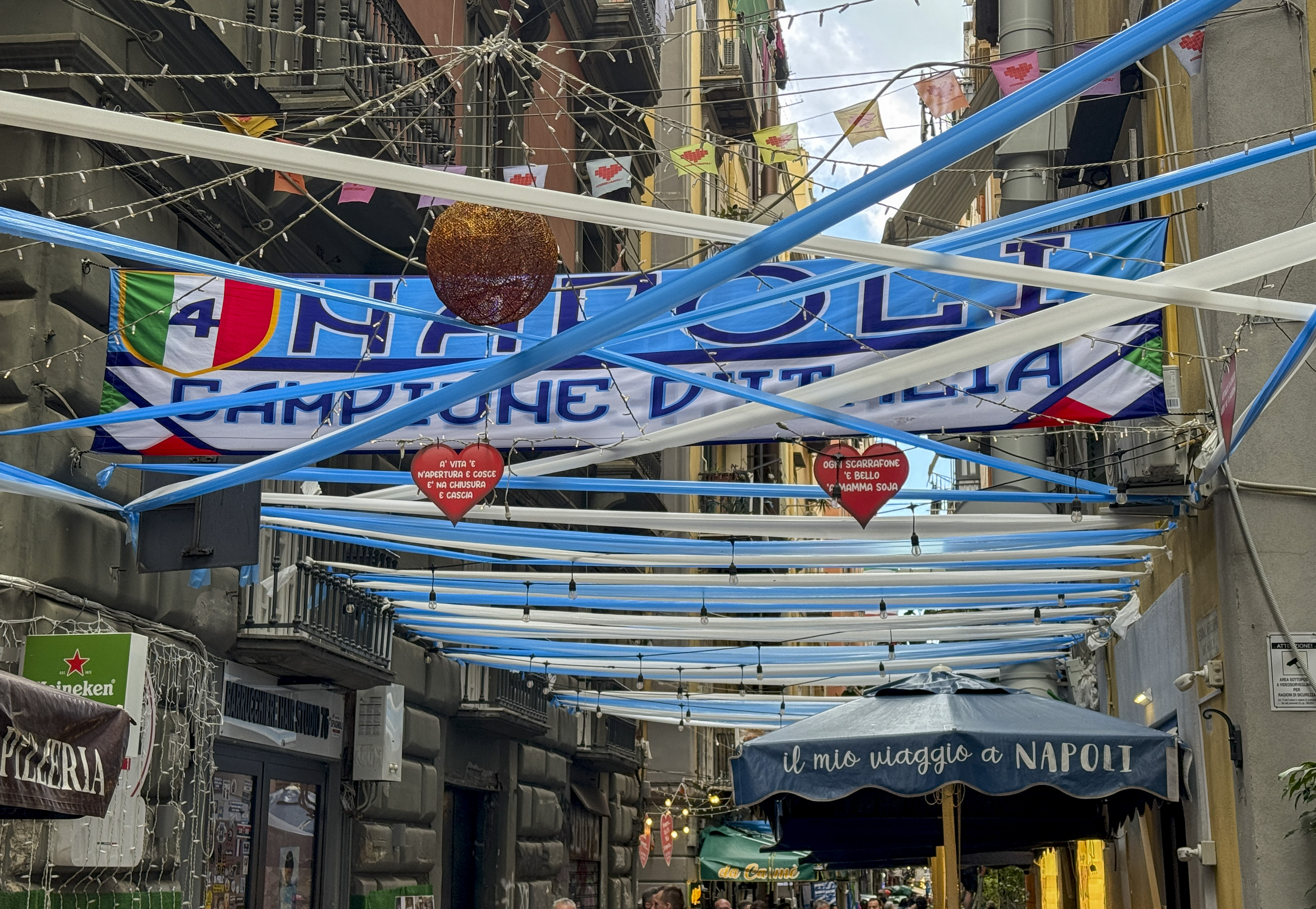 Festa Scudetto Napoli-Cagliari, metrò e funicolari non stop. E lunedì la  squadra sfila in bus sul lungomare | Corriere.it