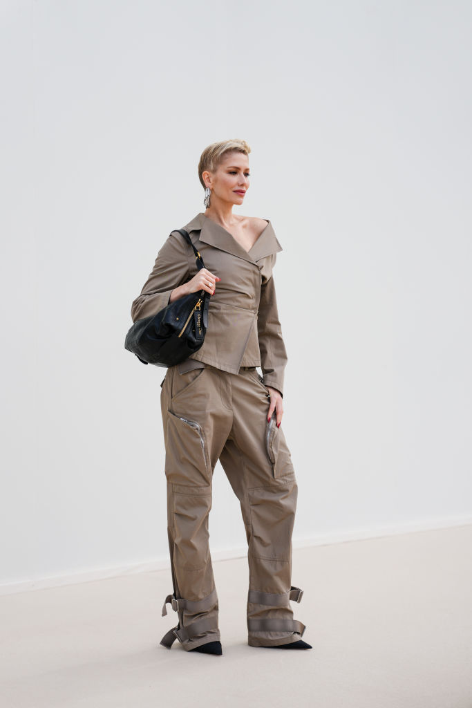 Cargo pants, the summer trend even from evening: how to wear them