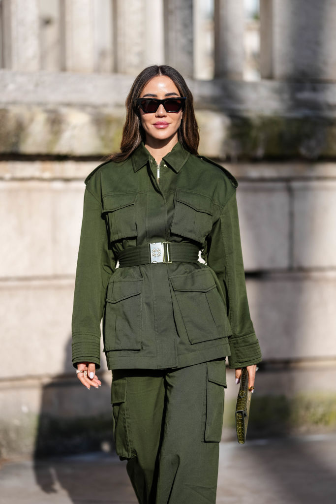 Cargo pants, the summer trend even from evening: how to wear them