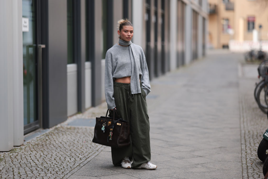 Cargo pants, the summer trend even from evening: how to wear them