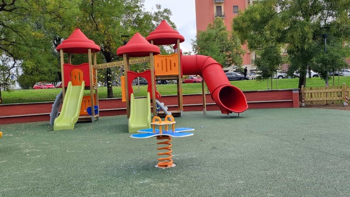 Milan, pyroman vandals set fire to the new slide for children of the Baden Powell park in via Argelati