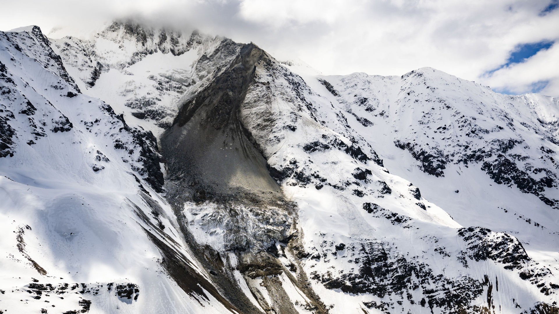 The Swiss country canceled by the glacier. After the collapse the fears of the mountain: « Are we still safe? »