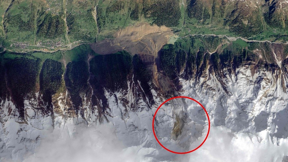 After the collapse of a glacier in Switzerland, what are the risks on the Italian Alps?