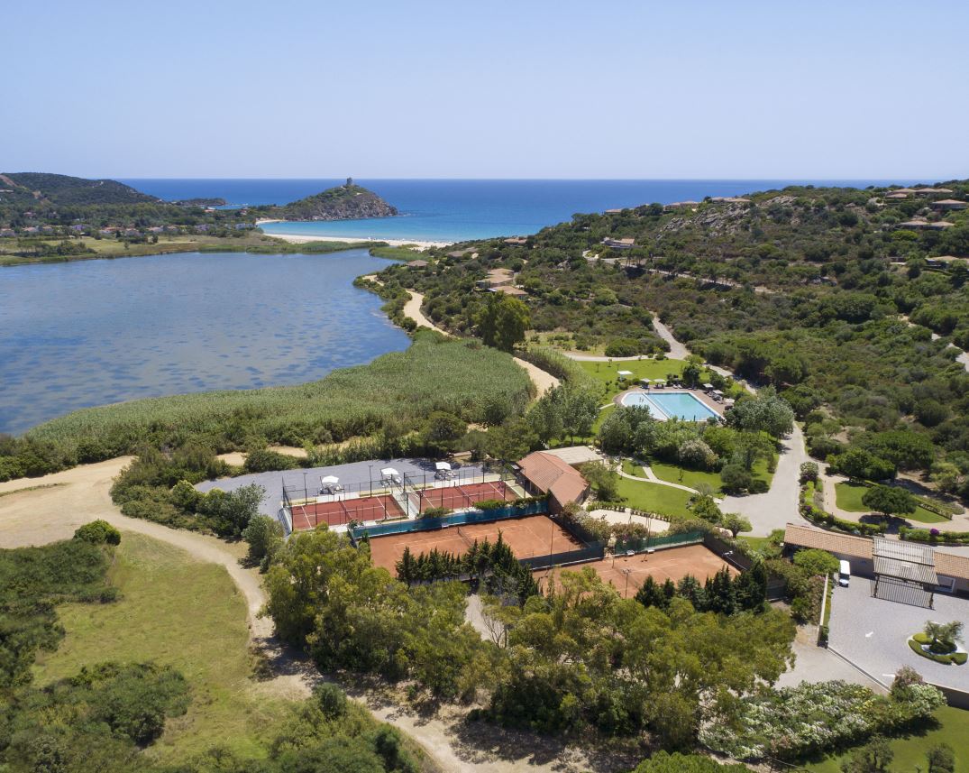 The perfect holiday in the family? Relax, wellness and lots of sport: the Academy of football and Padel in South Sardinia