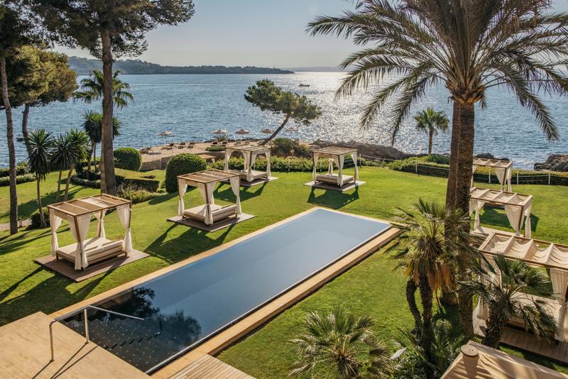 Hotel De Mar, the « Chocolate Palace » Di Mallorca with all the sea view rooms (and a boat)