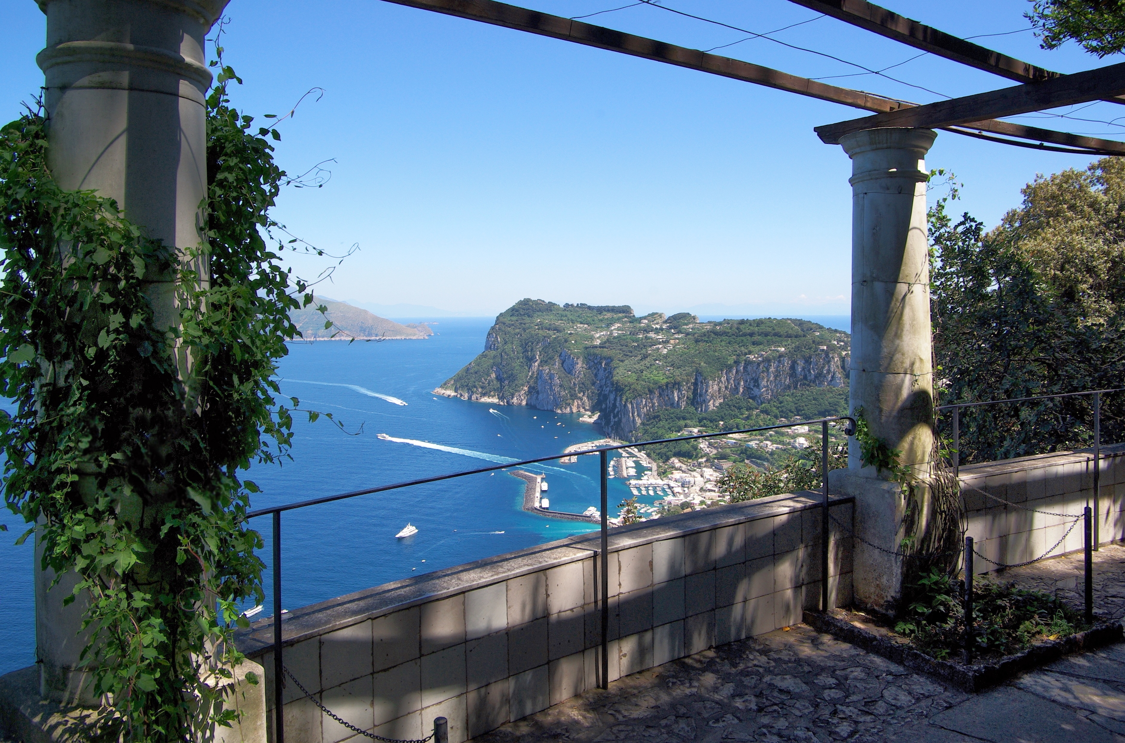 Capri, more crowded in Venice, declares war on the lovestourrism: they land in 50 thousand per day, 91% of tourists are « biting and flee »