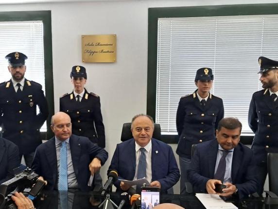 Racket-scratch to migrant workers: seized in Naples Trolley with 320 thousand euros, a Ferrari and a villa in Sorrento