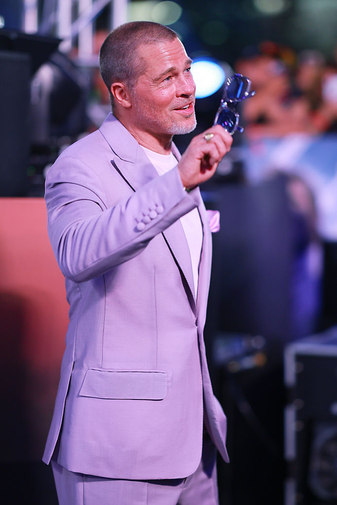 Brad Pitt, 61 years old, lilac dress and shaved hair on the Mexican red carpet of his film « F1 »