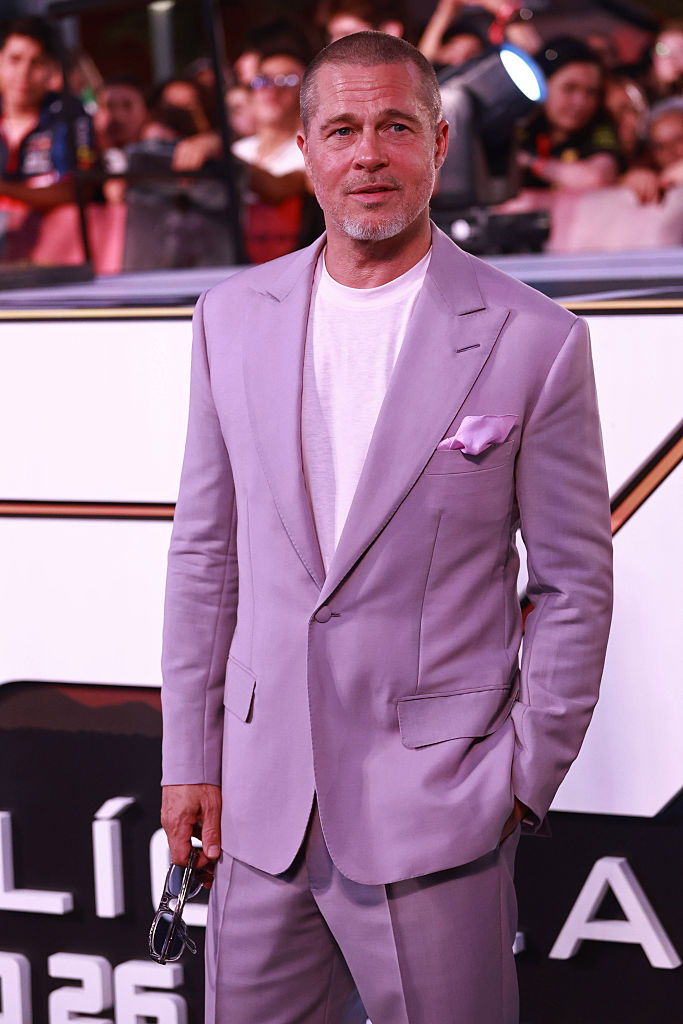 Brad Pitt, 61 years old, lilac dress and shaved hair on the Mexican red carpet of his film 