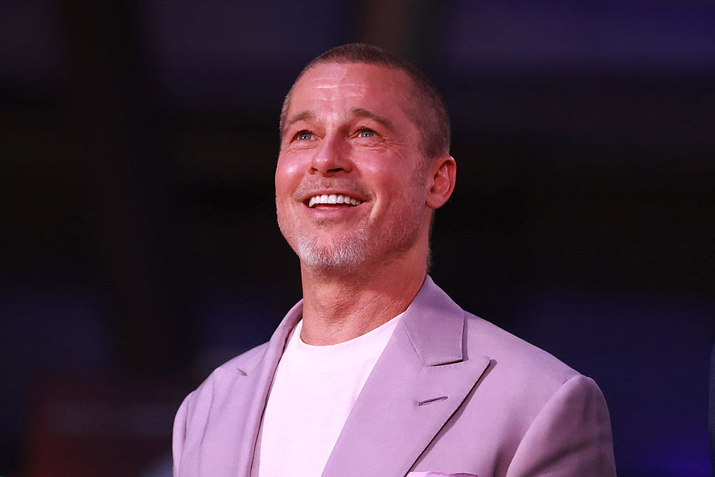 Brad Pitt, 61 years old, lilac dress and shaved hair on the Mexican red carpet of his film 