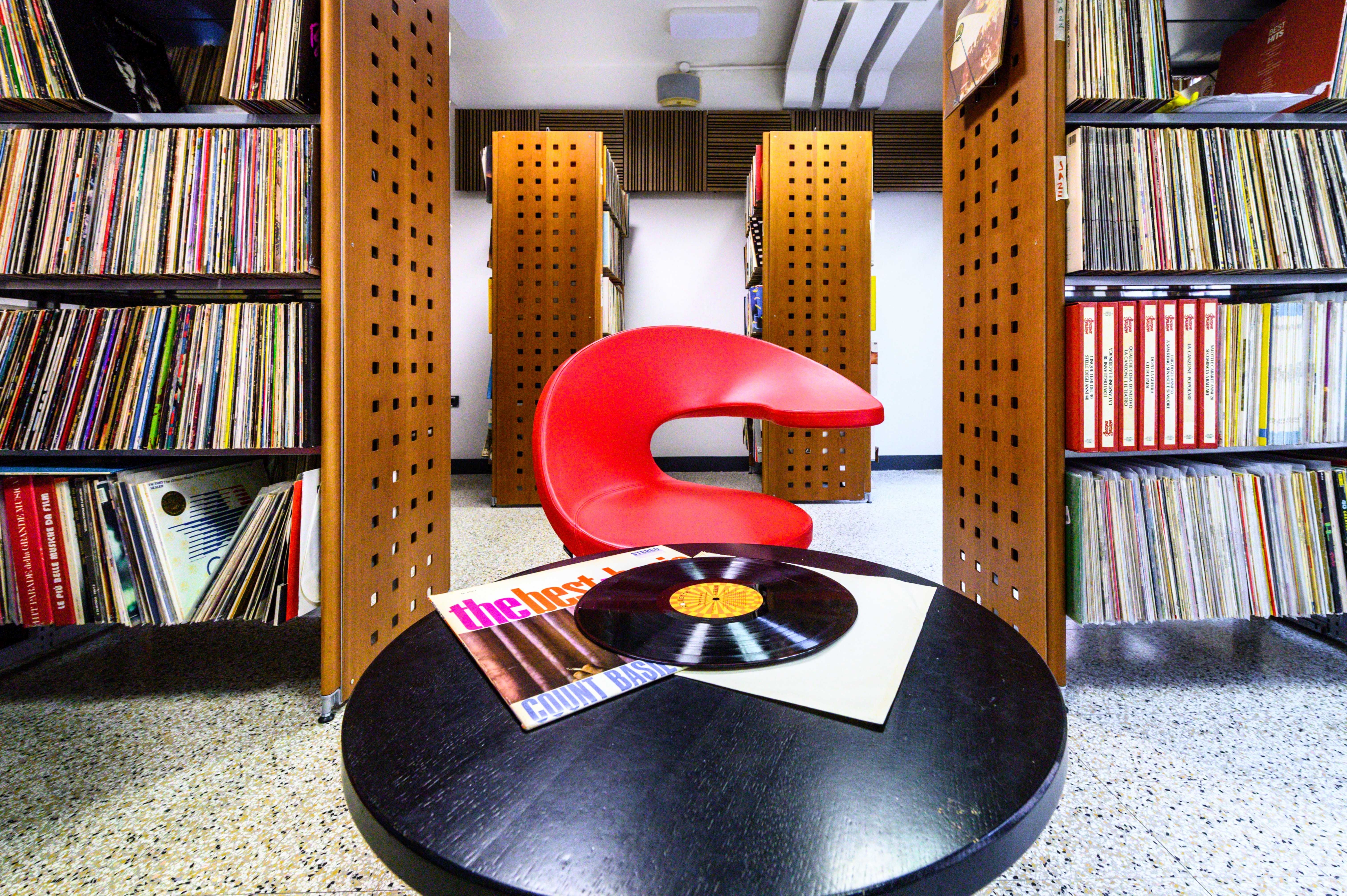 The return of the vinyl: a love that does not stop spinning (with collectors, fairs and « listening bar »). And now I also like it at the gen z