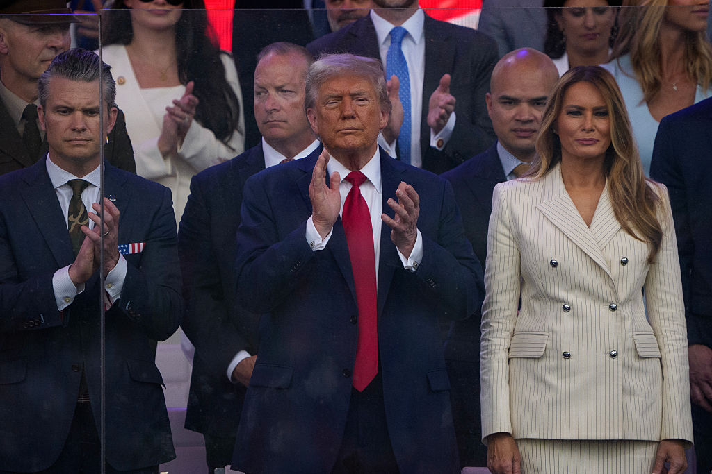 Melania Trump: sophisticated look (made in the USA) to celebrate the military parade