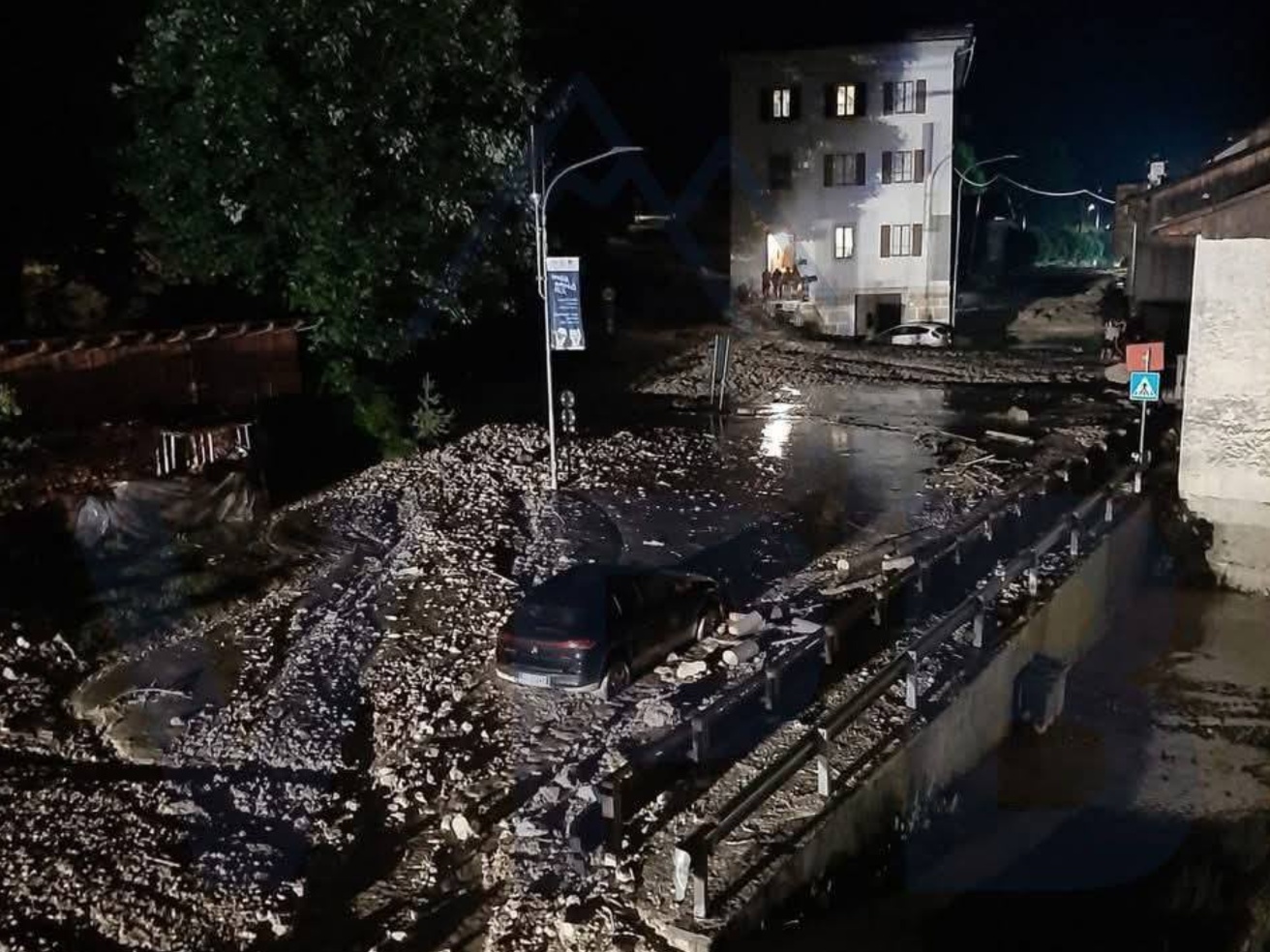 Bad weather in Veneto, people blocked in houses after a Borca di Cadore landslide: « Someone comes to save us »