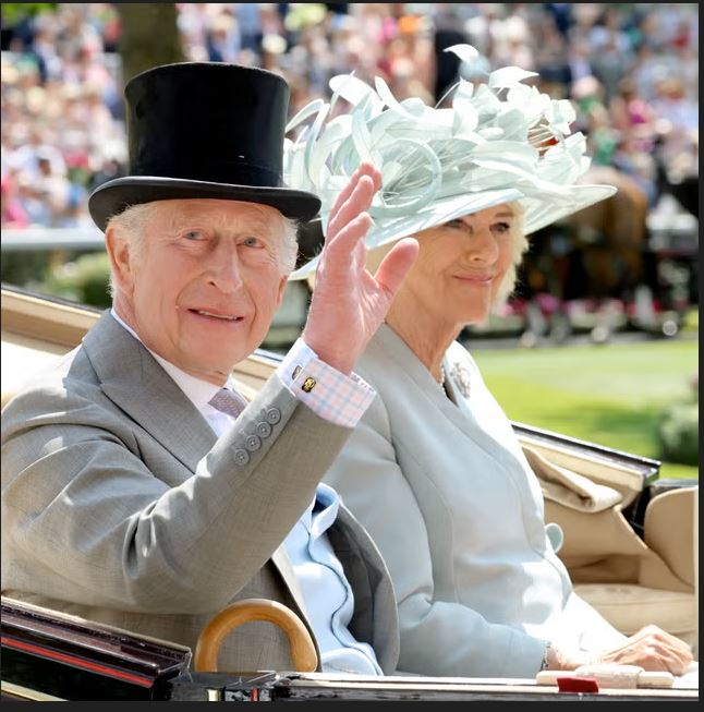 Royal Ascot at the start, already riot of hats: the « rules » of style to participate in the event. But Kate had to give up