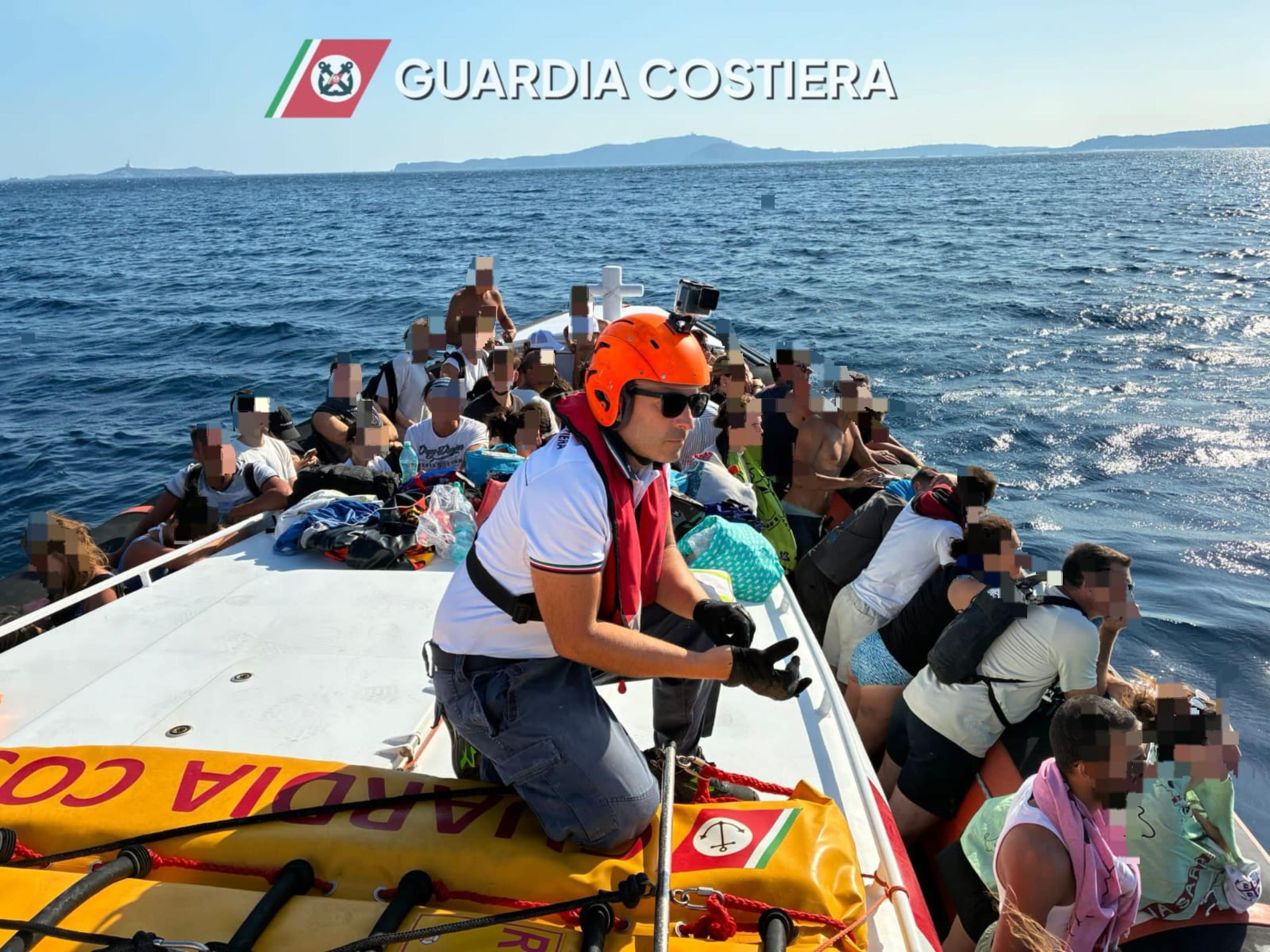 A Punta Molentis nell'area di Villasimius le fiamme sono arrivate a ridosso della spiaggia bloccando le possibili vie di fuga ai bagnanti, mobilitatando anche la Capitaneria di porto di Cagliari per le operazioni di soccorso dal mare. 27 luglio 20...