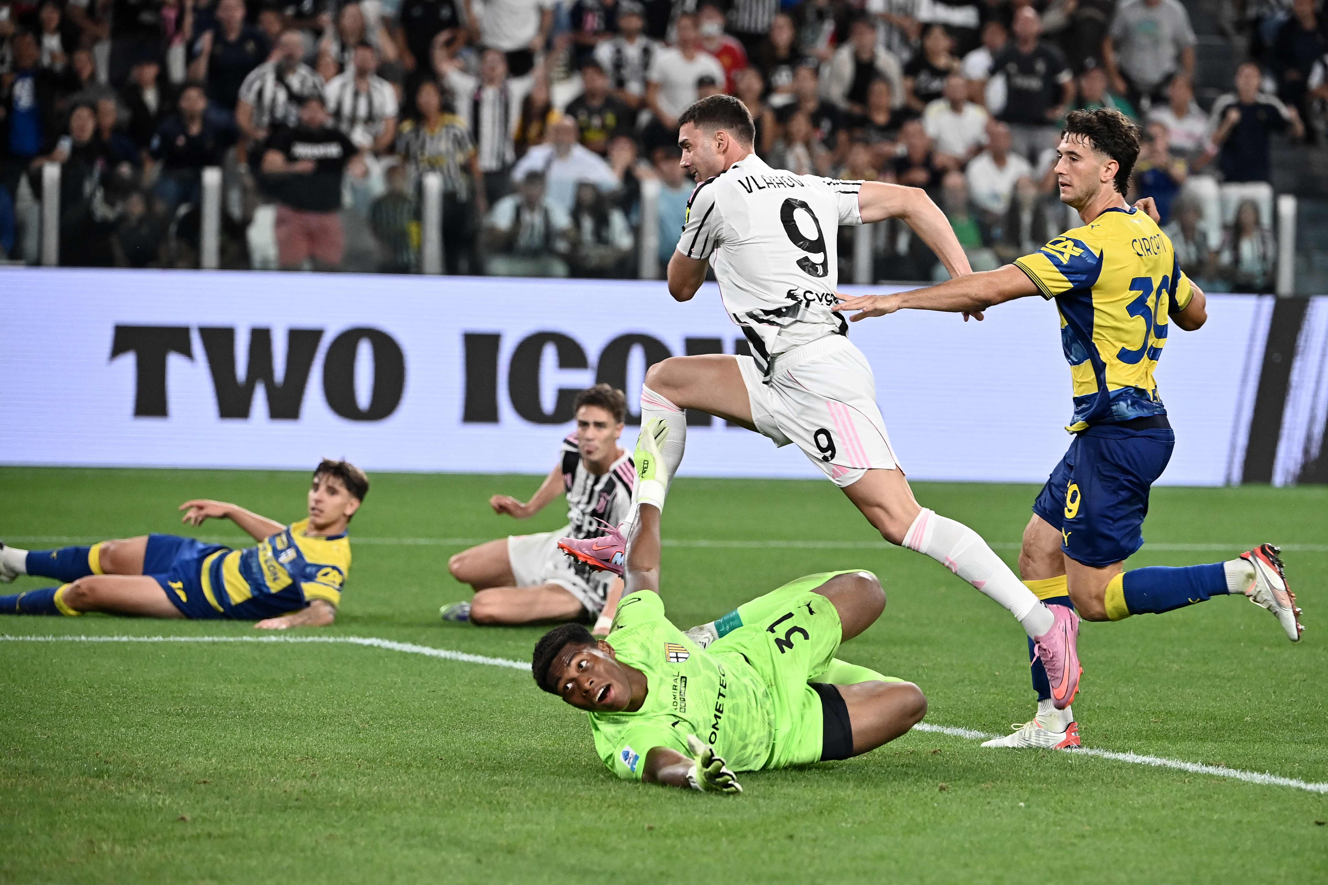 Juventus' Serbian forward #09 Dusan Vlahovic scores against Parma's Japanese goalkeeper #31 Zion Suzuki during the Italian Serie A football match between Juventus and Parma at the Allianz stadium in Turin, on August 24, 2025. (Photo by Isabella BO...