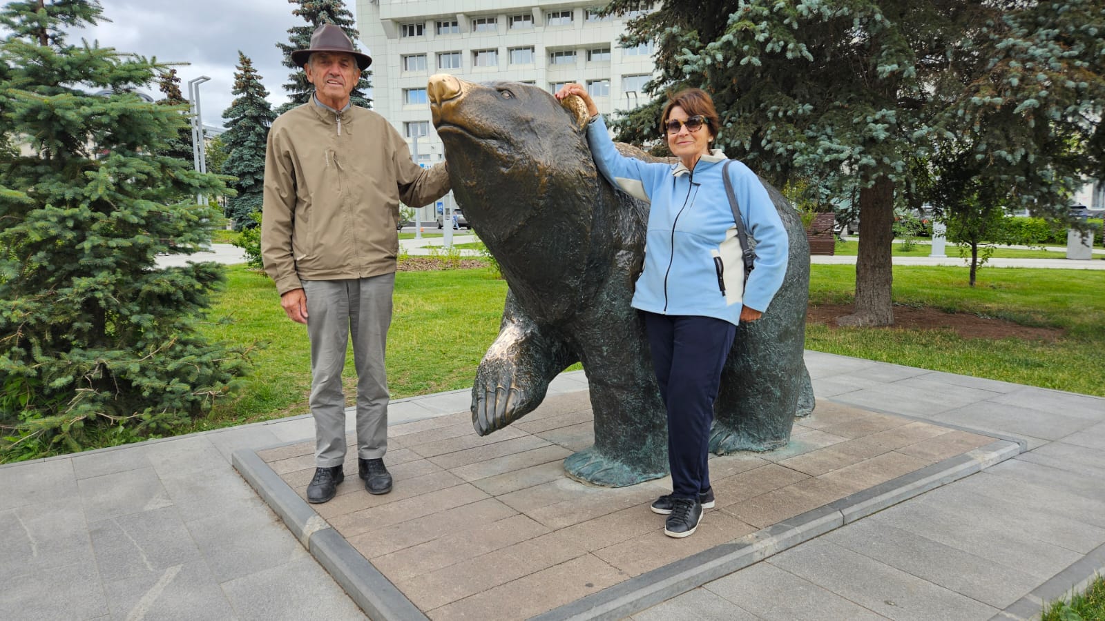 Moglie e marito a 80 anni in camper da Bassano del Grappa a Shanghai: «L'accoglienza? Noi europei pensiamo di essere i migliori ma siamo molto indietro»