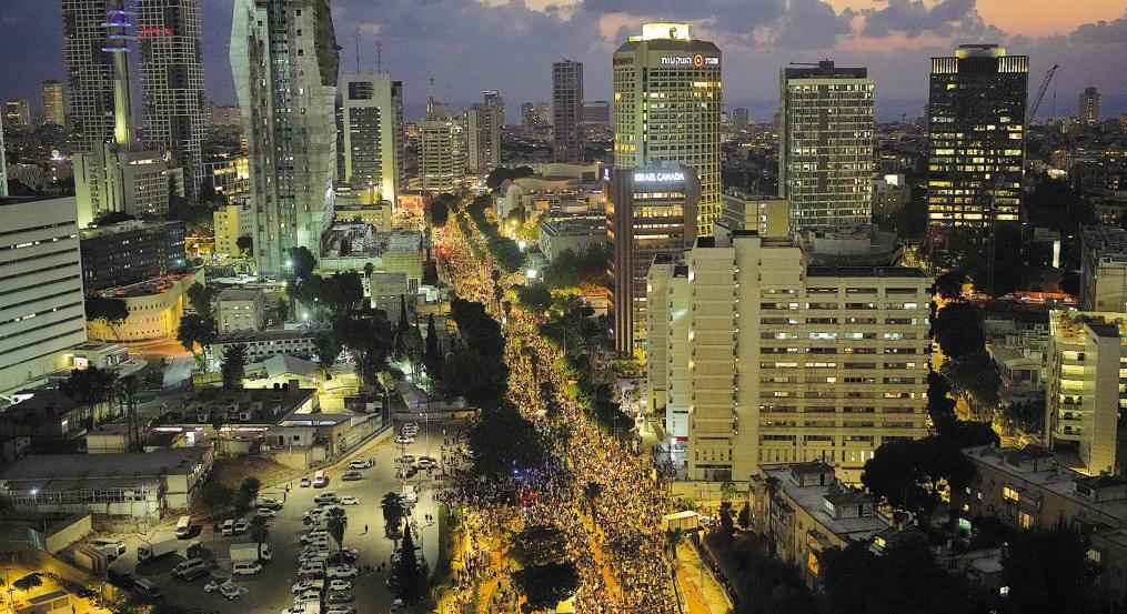 Tel Aviv, in 350 mila contro Netanyahu: «Ascolta la tua nazione». Ma lui cena con i coloni