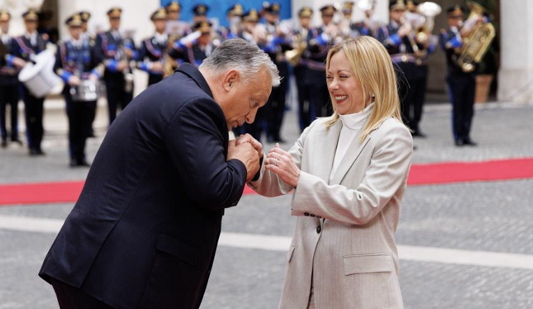 Orbán: «Sull'Ucraina l'Ue non conta nulla. E Trump sbaglia su Putin: gli dirò di togliere le sanzioni». Ora l'incontro con Meloni