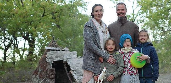 Famiglia nel bosco, l'Anm dopo gli insulti alla giudice: «Provvedimenti adottati quando i minori sono a rischio». I bambini: «Vogliamo tornare a casa»