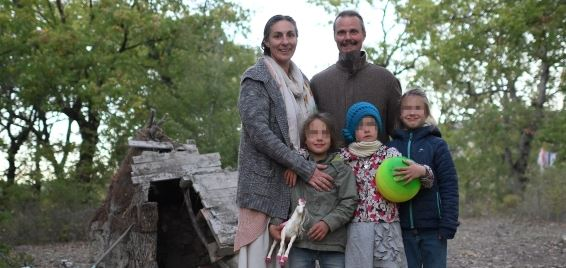 Famiglia nel bosco, cosa dicono i servizi sociali e cosa abbiamo visto noi: il casolare, il riscaldamento, l'igiene, l'home schooling